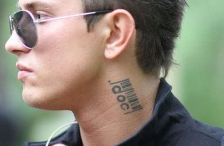 Татуировка Павла Прилучного на шее