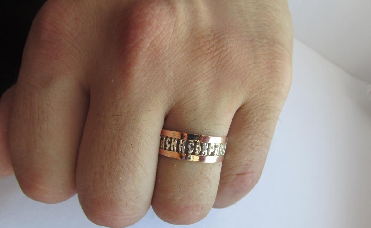 Мужские кольца Спаси и сохрани – в чем заключаются особенности таких украшений На каком пальце и на какой руке мужчины их носят Материалы, из которых делают церковные перстни