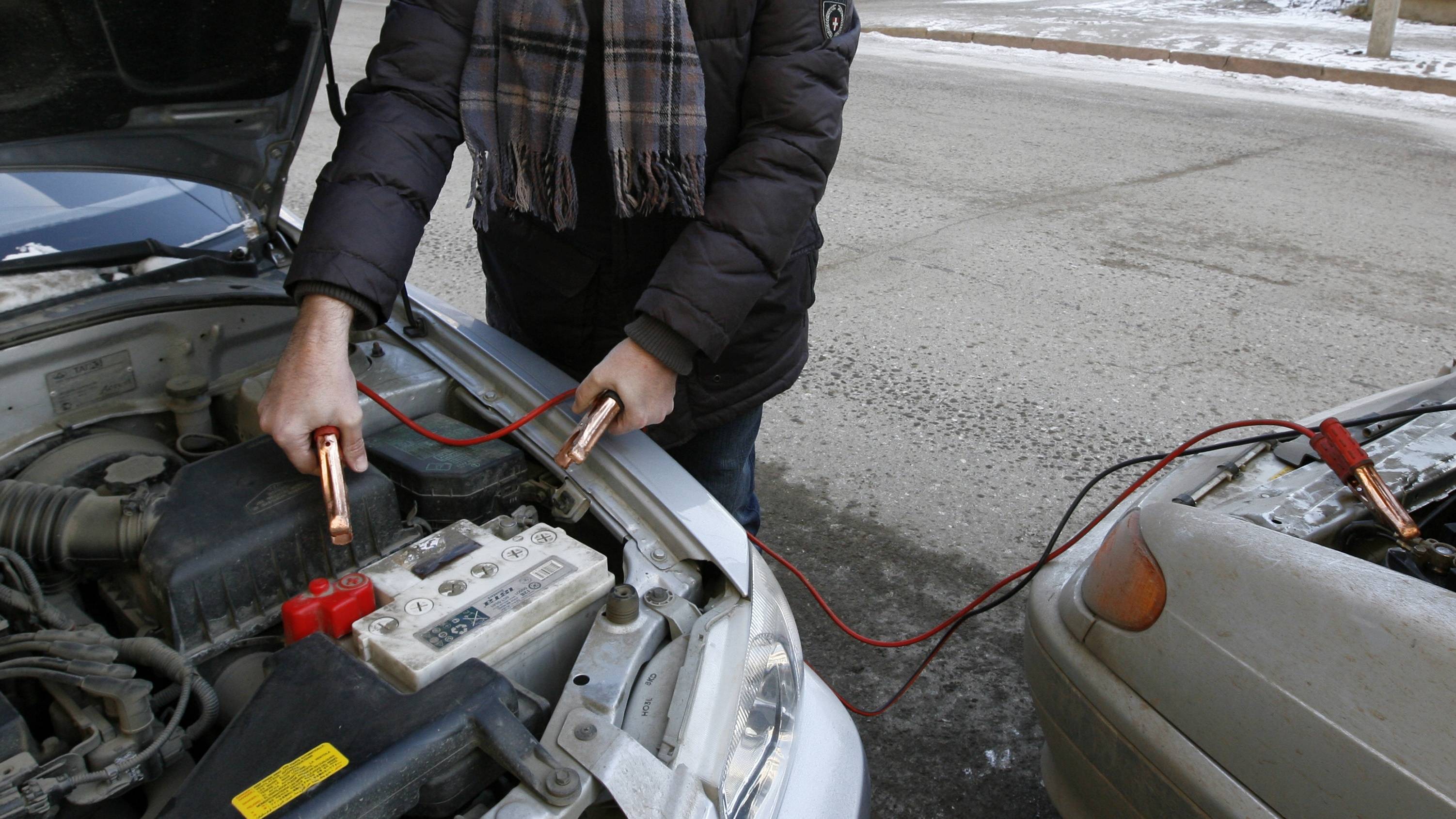 Почему разряжается аккумулятор на автомобиле при стоянке и как этого избежать?