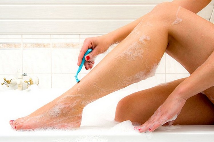 Почему девушки должны брить ноги