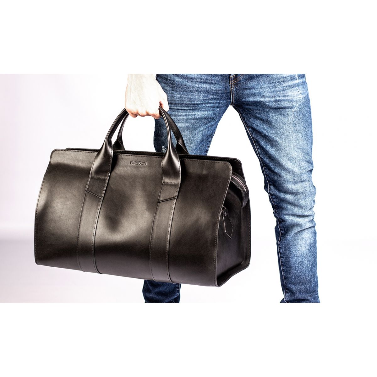 Мужской рюкзак с одной лямкой, который носится через одно плечо — популярная и востребованная модель сумки Как выбрать однолямочный кожаный или текстильный мини-рюкзак и с чем его носить Какие типы рюкзаков бывают