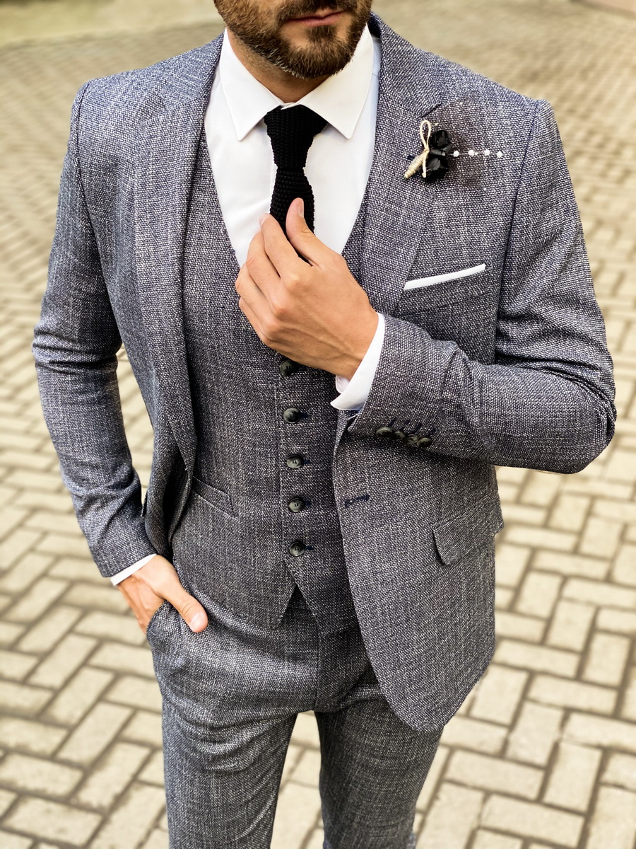 Мужская одежда Gucci: отличительные характеристики Разнообразие спортивной и деловой одежды для мужчин: костюмы, комплекты, шорты, поло и другие модели одежды от Gucci Пример стильных луков