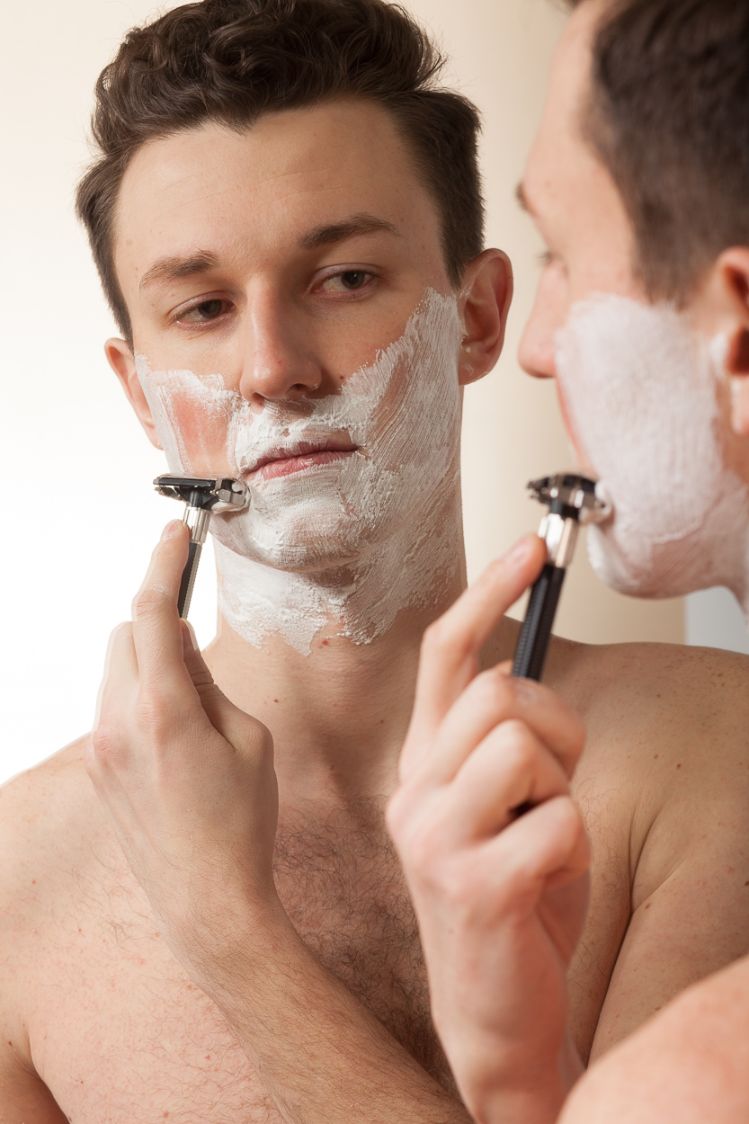Как правильно бриться мужчине: проверенные советы и правила