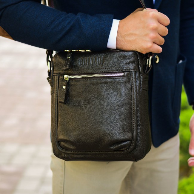 Как носить поясную сумку мужчинам, сочетание с разными стилями одежды