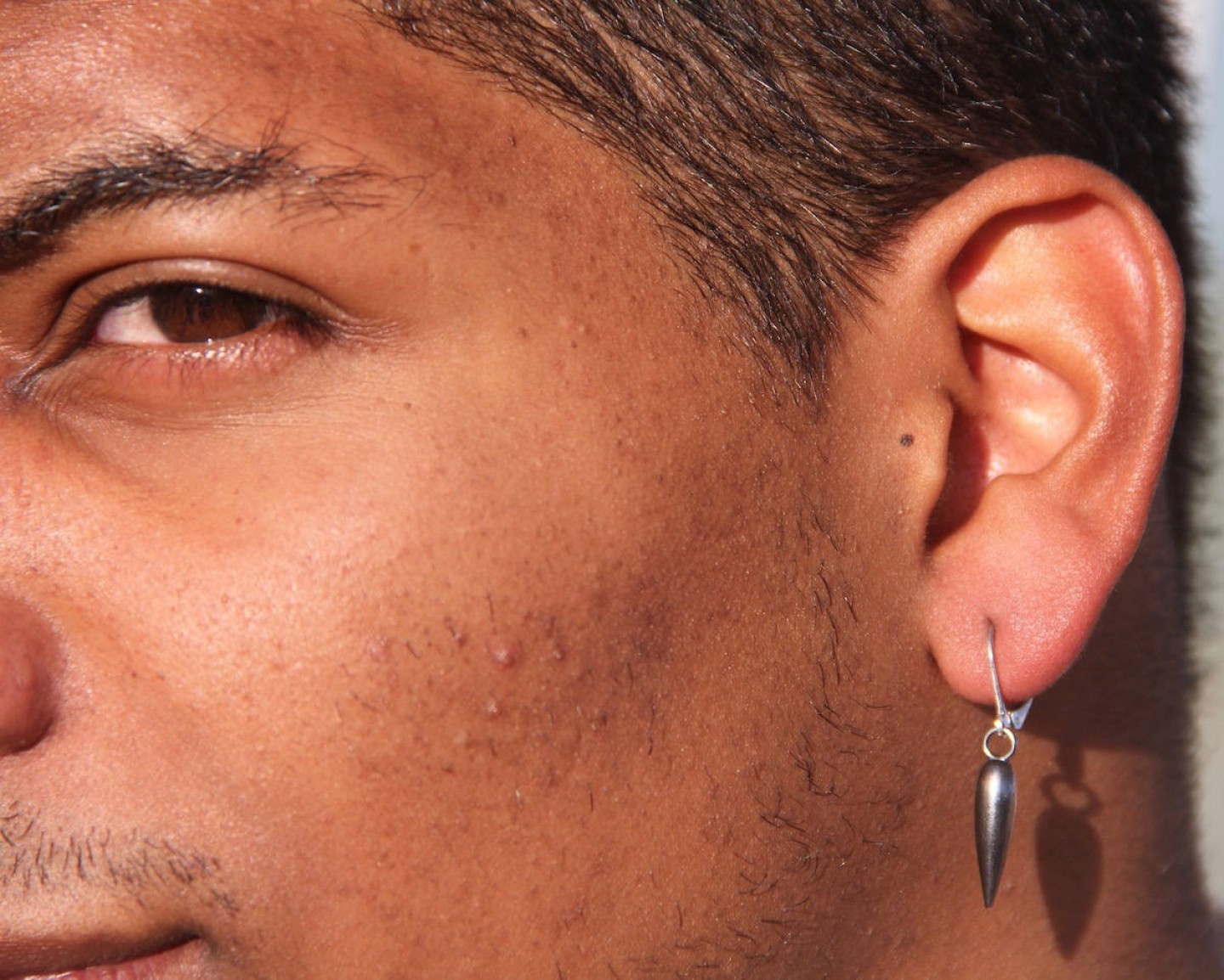Что значат серьги в ушах у мужчин: значение сережек в левом и правом ухе