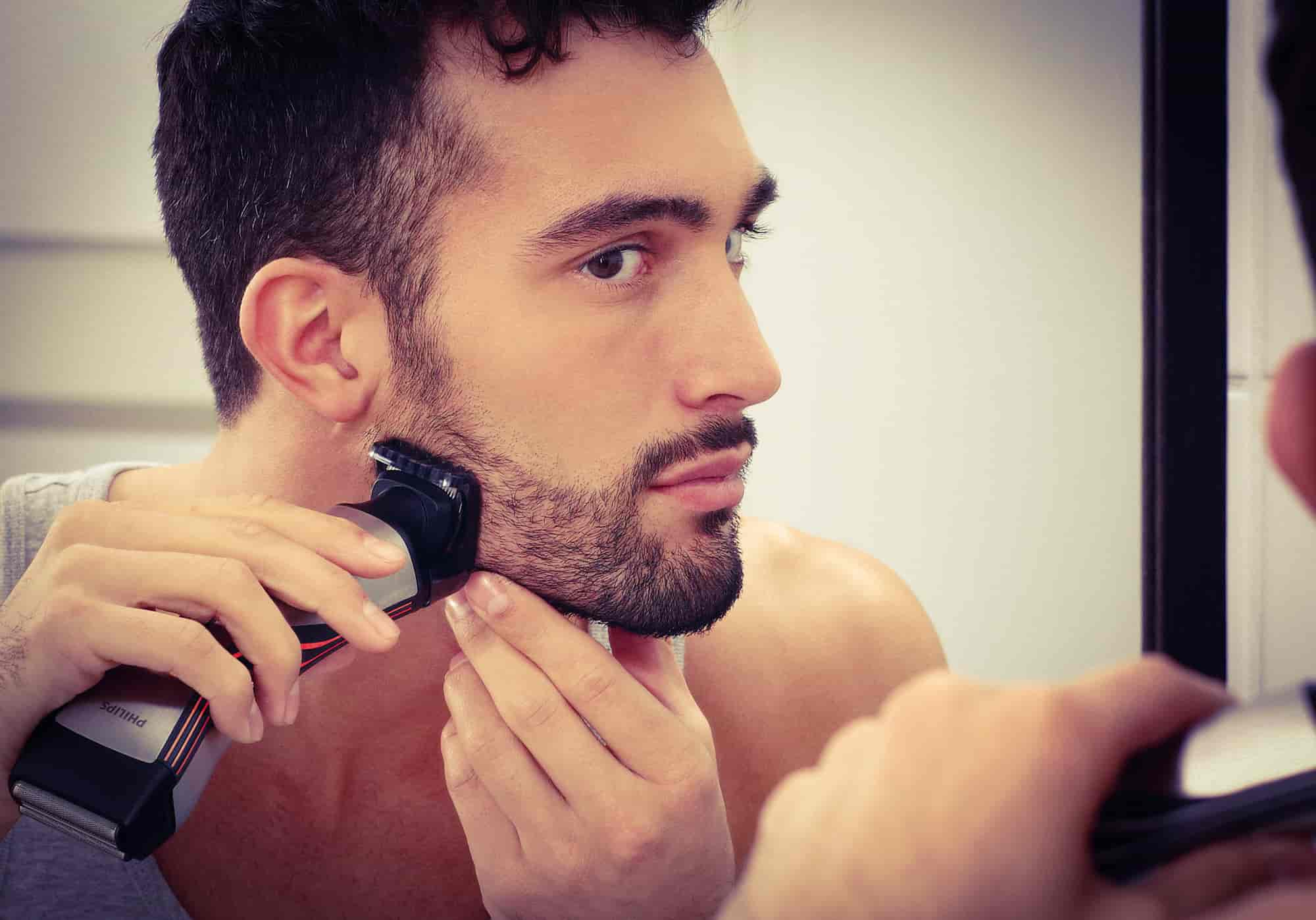 Как правильно бриться Все для бритья: как выбрать бритву, средство, аксессуары Чем лучше бриться мужчине – станком или электрической бритвой Почему у одних мужчин даже после бритья по-походному кожа здоровая, а у других – частые раздражения