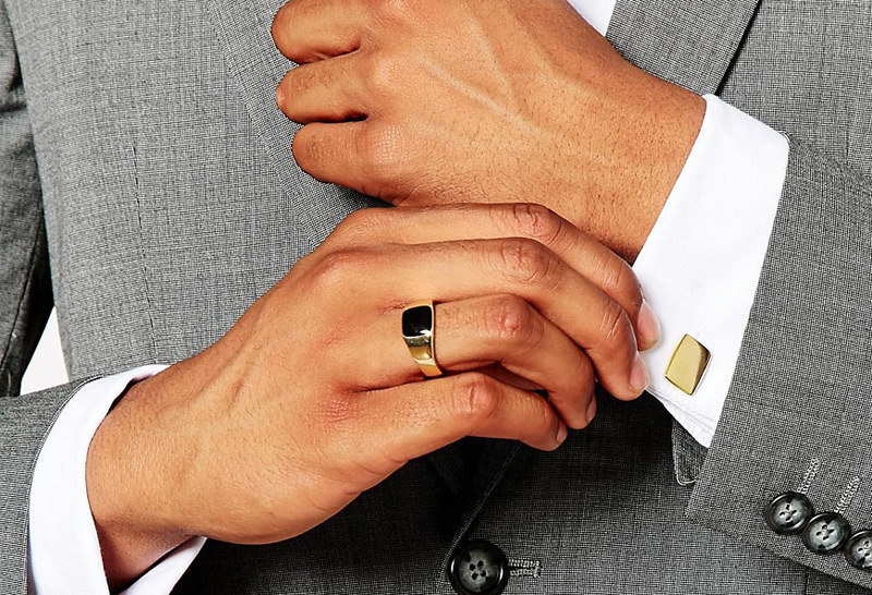Что означает кольцо на мизинце правой и левой руки у мужчин?