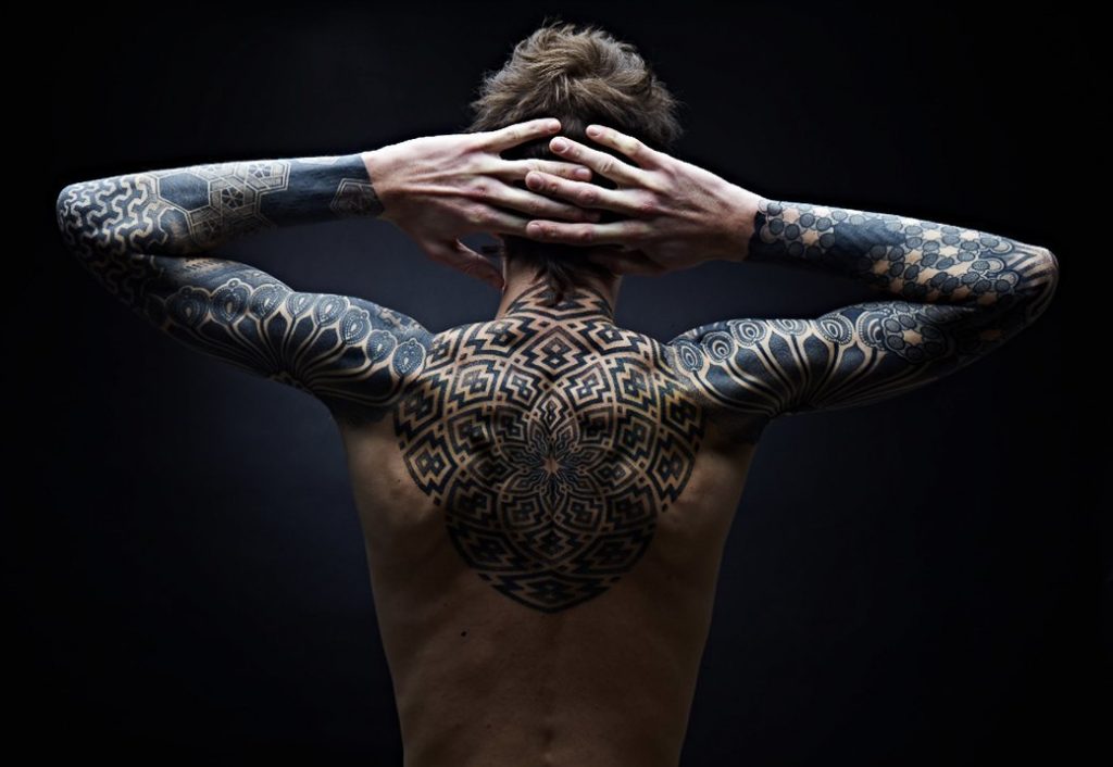 Особенности мужских тату на позвоночник Наиболее популярные эскизы татуировок вдоль спины для мужчин, а также стили и особенности нанесения