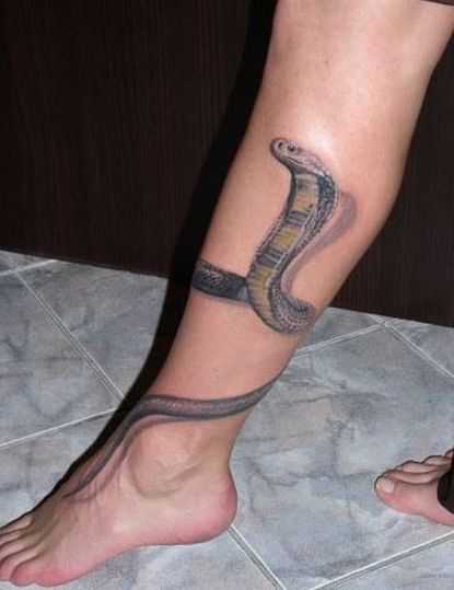 Мужские тату в виде змеи смотрятся на теле очень красиво Каким может быть значение таких тату для мужчин Стоит ли набивать тату на плече и грудине Кому подойдет татуировка на ноге и спине Какие есть интересные эскизы татуировок Что означает тату змеи с ро