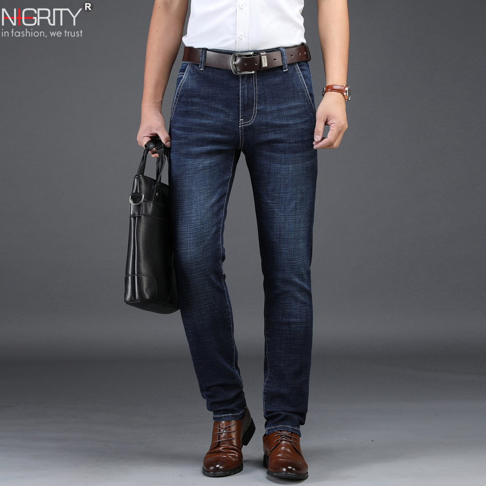 Джинсы многие десятилетия являются важной частью гардероба Как правильно выбрать модные мужские джинсы Тенденции года, новинки и тренды для мужчин Выбираем модные рваные молодежные джинсы Рассматриваем самые стильные образы