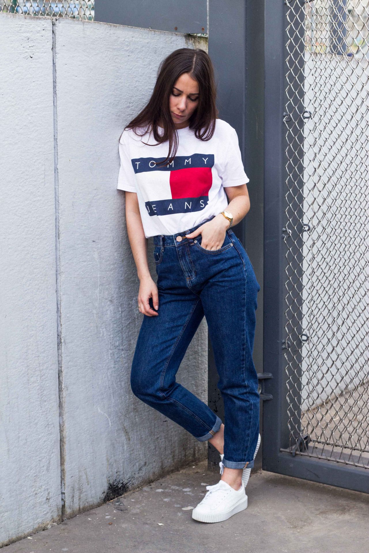 Девочка с джинсами и футболкой