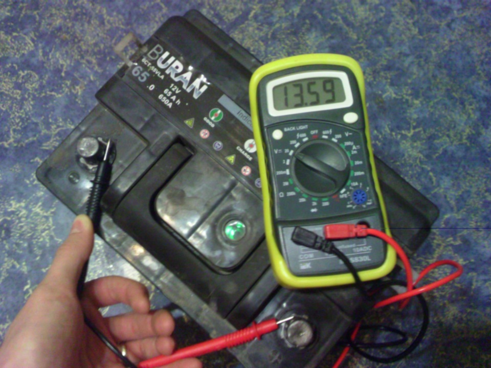 Как проверить емкость и силу тока аккумулятора мультиметром