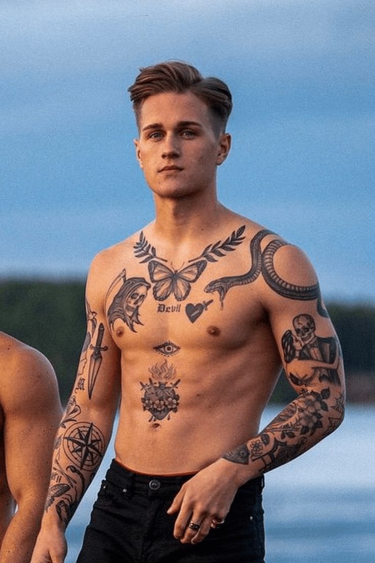 Tatuaje barbati pe gat