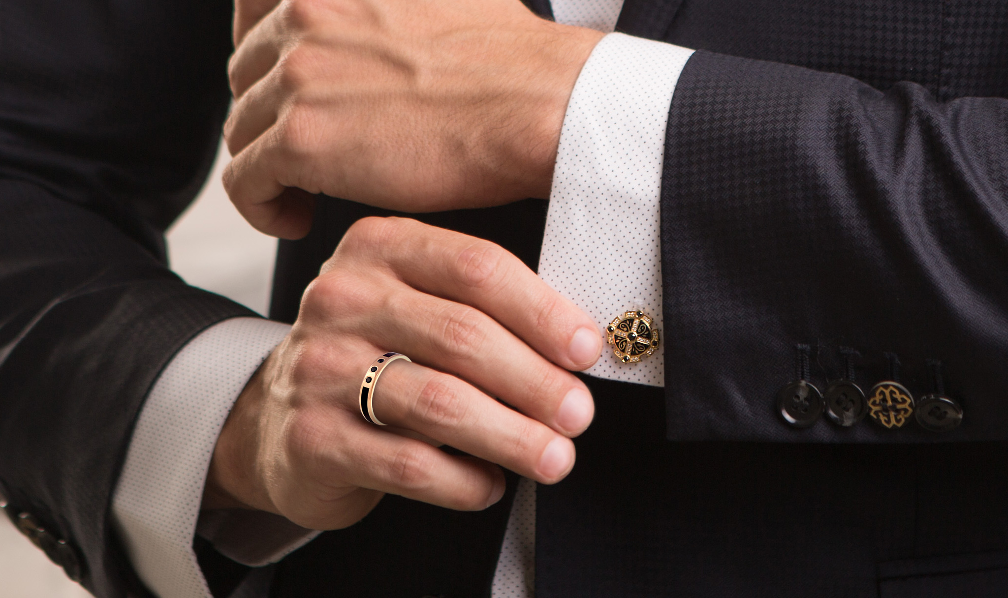 На каком пальце мужчины носят печатку, куда можно надевать золотое обручальное кольцо женатым, нужен ли перстень разведенным и значение расположения, виды и фото
