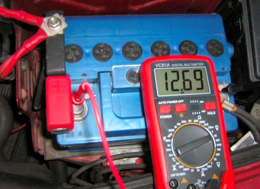 Как проверить аккумулятор автомобиля мультиметром на работоспособность дома без приборов: как узнать заряд и ёмкость тестером, измерить напряжение и силу тока