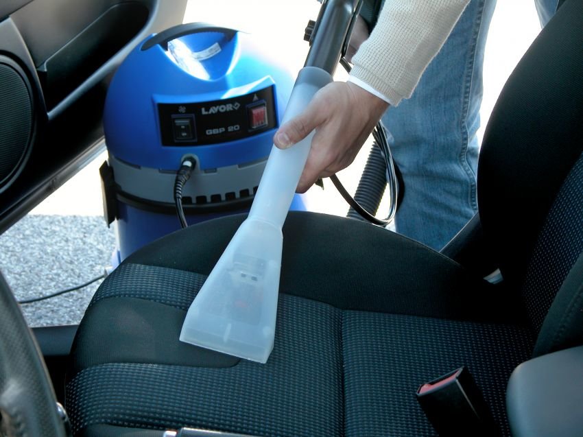 Моющий пылесос для химчистки салона автомобиля: влажная уборка в машине