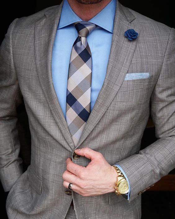 Костюм с синей рубашкой или галстуком