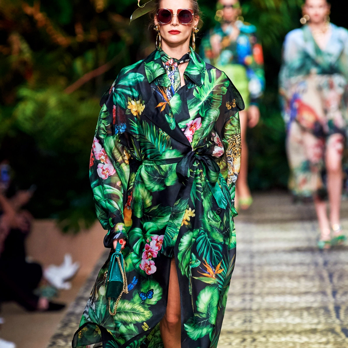 Стилисты рекомендуют: как модно завязать платок в 2021 году?