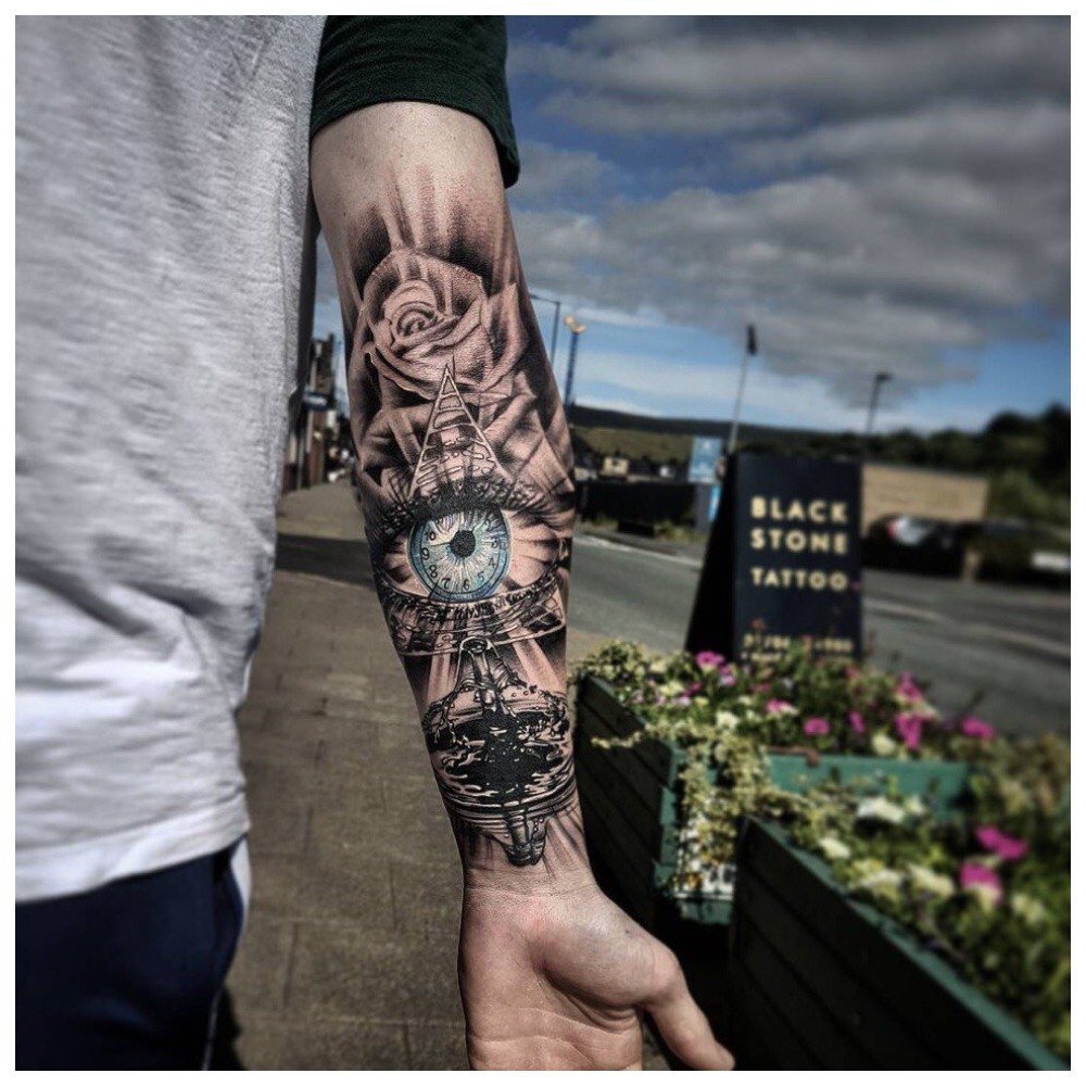 Мужские тату на руке могут быть как маленькими, так и большими Какие тату можно сделать на всю руку до локтя Какие есть стильные черно-белые рисунки Какие цветы можно набить на своей руке Как правильно ухаживать за татуировкой