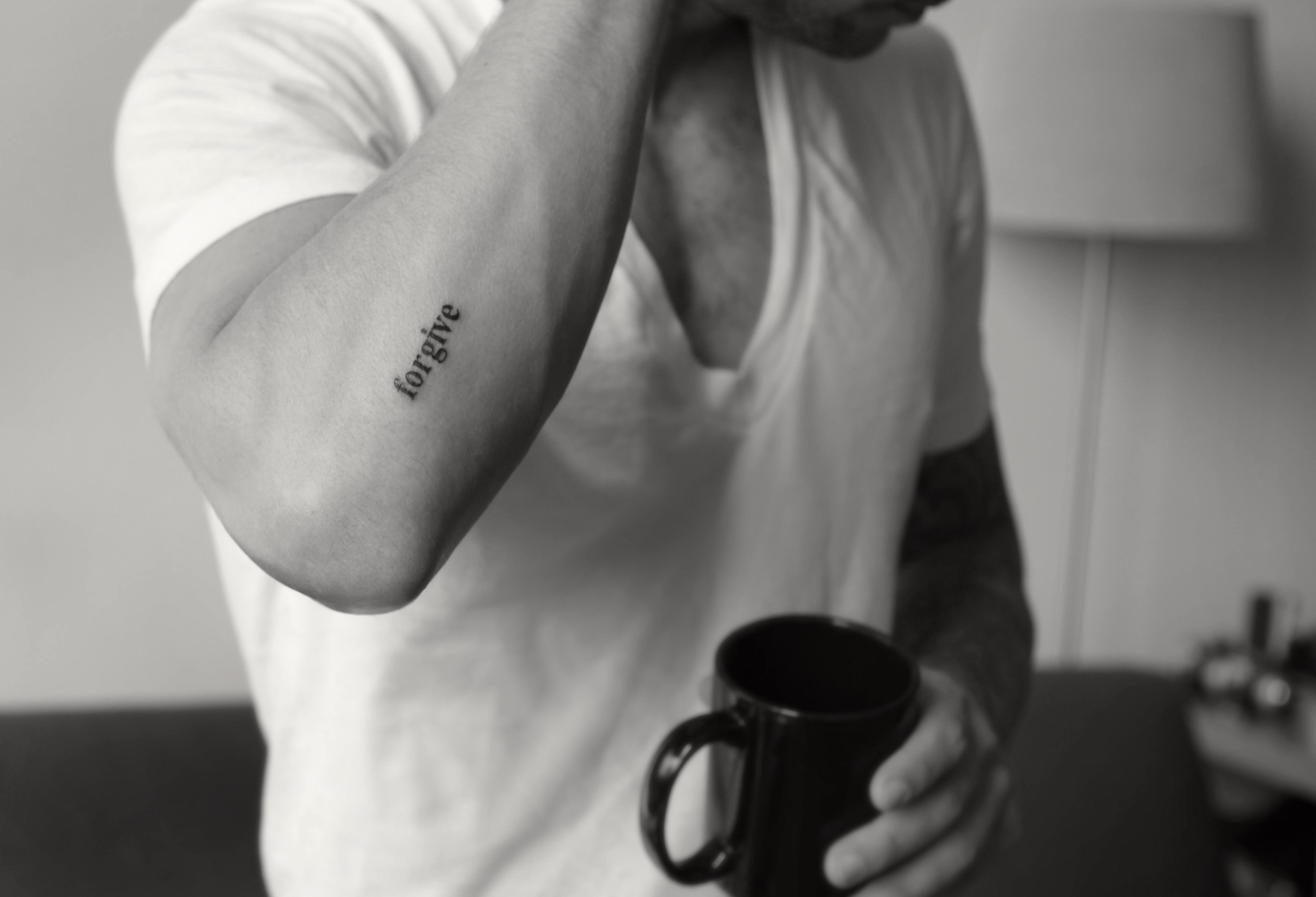 Татуировки на руке для мужчин надписи с переводом, их значение, красивые со смыслом, кельтский узор, маленькие, на всю руку, эскизы