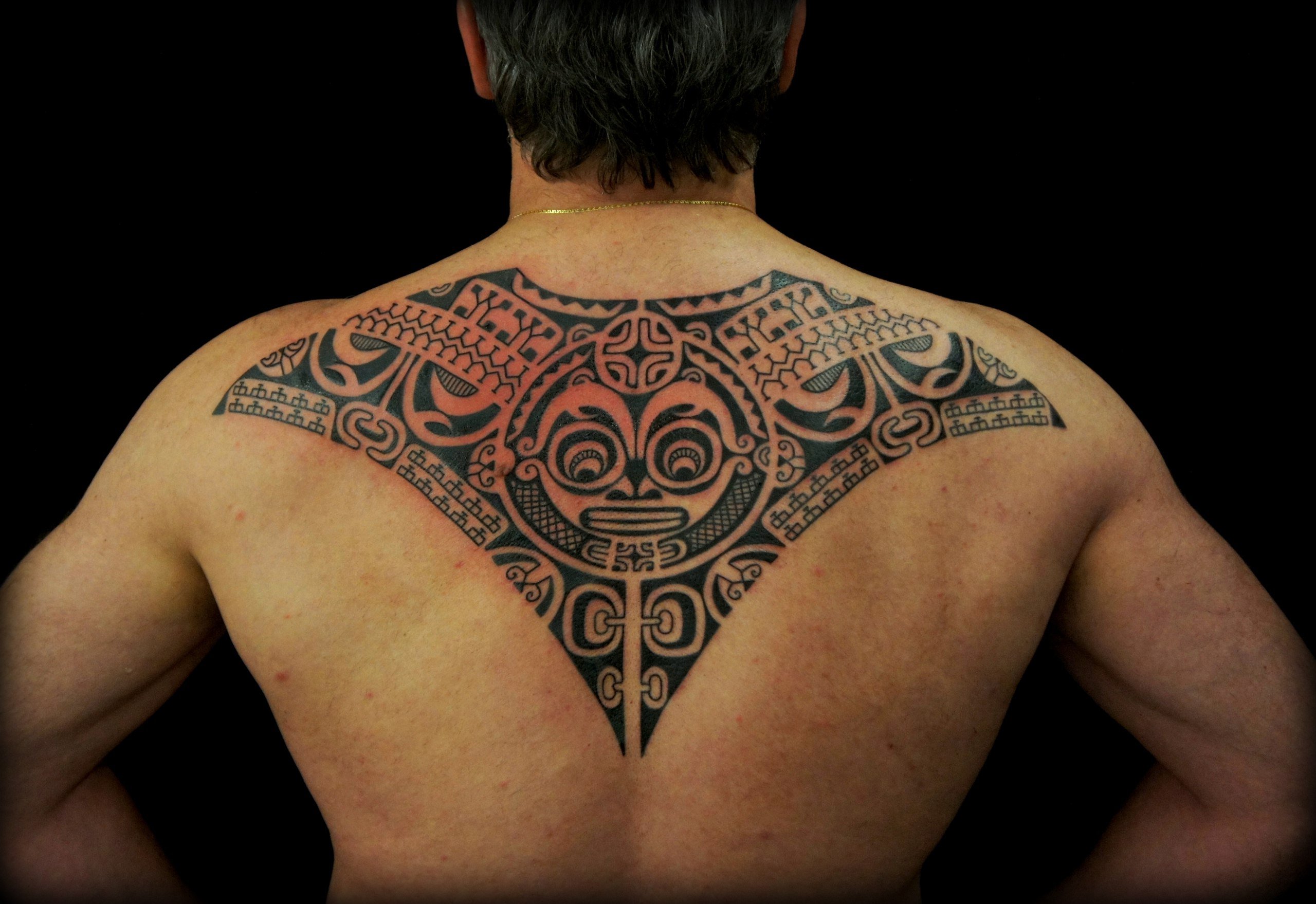 Тату на спине для мужчин: особенности, цветовая палитра, где лучше набить, размер татуировки, нюансы нанесения, самые популярные эскизы и их значение с фото