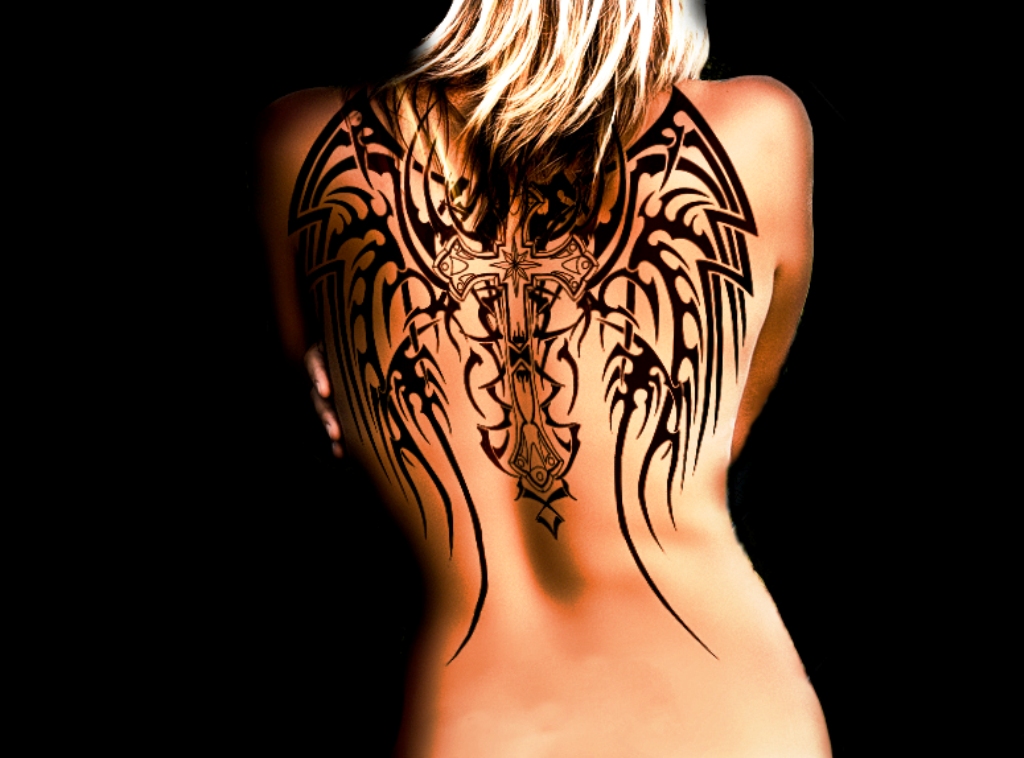 Татуировка Крылья на спине девушки
