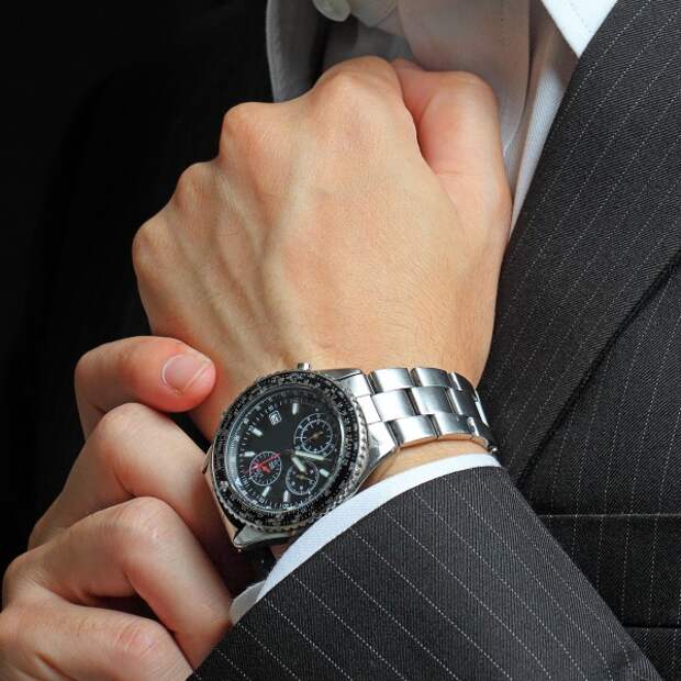На какой руке нужно носить часы мужчине: правой или левой?