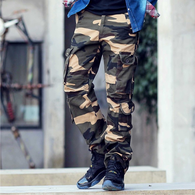 Мужской стиль милитари: военные штаны, рубашки и высокие ботинки