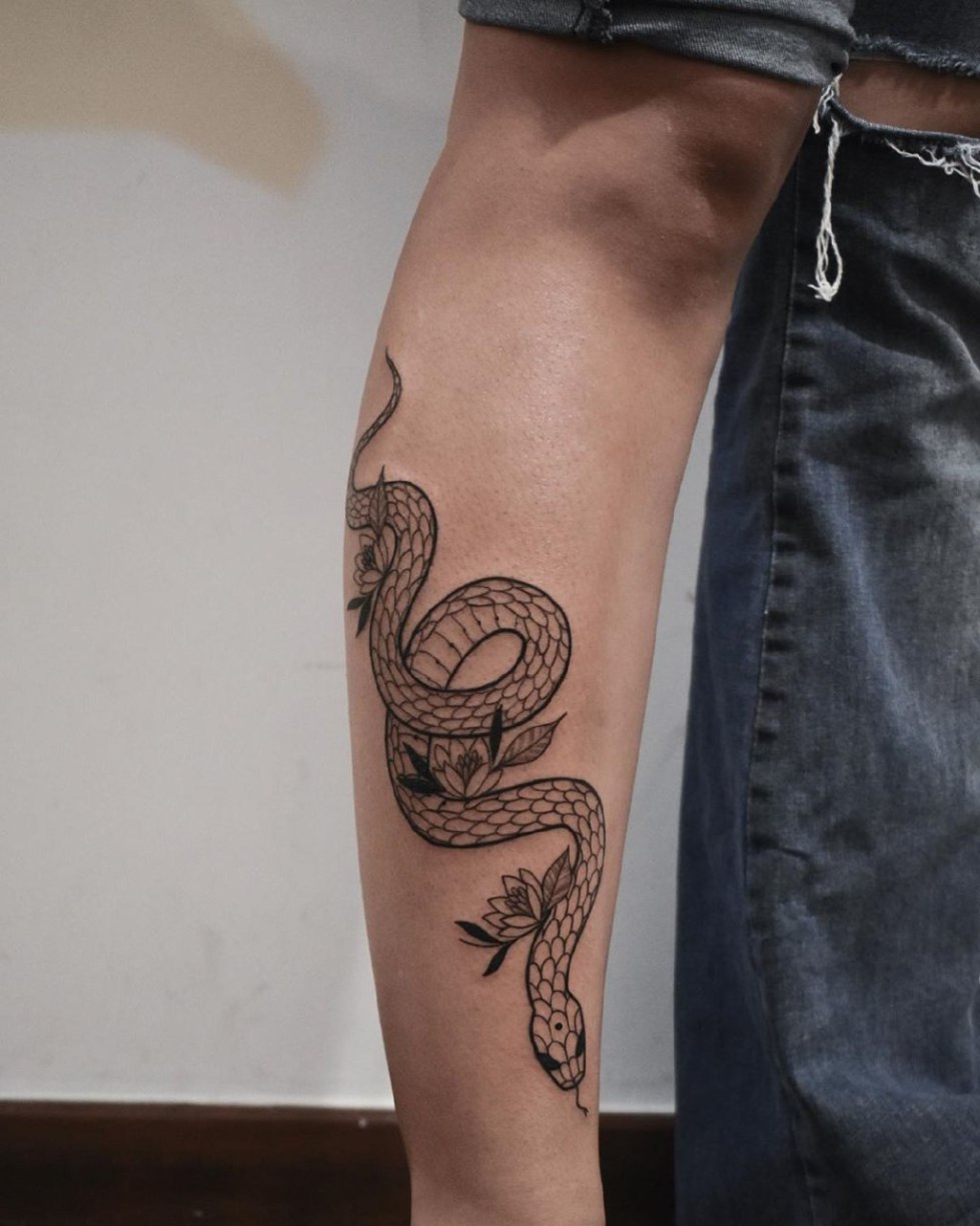 Тату змея - древний символ бесконечности в мире татуировок