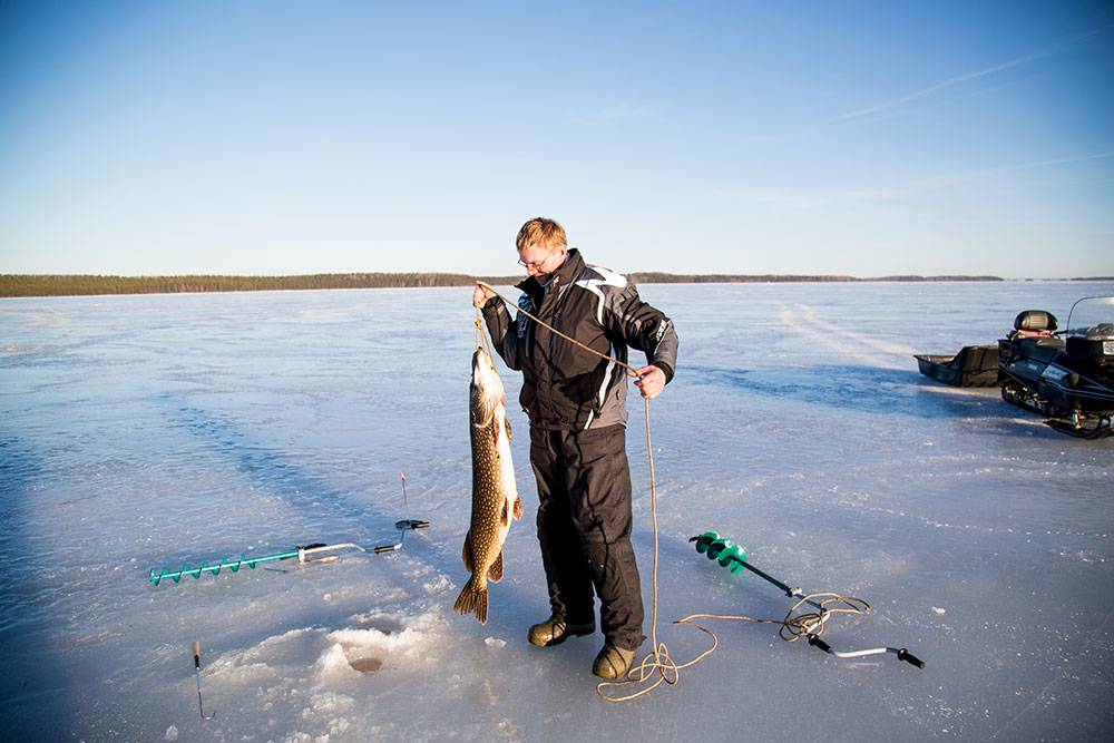 Озеро ли рыбалка. Рыбалка на озере. Зимняя рыбалка. Рыбак зимой. Озеро рыбалка зима.
