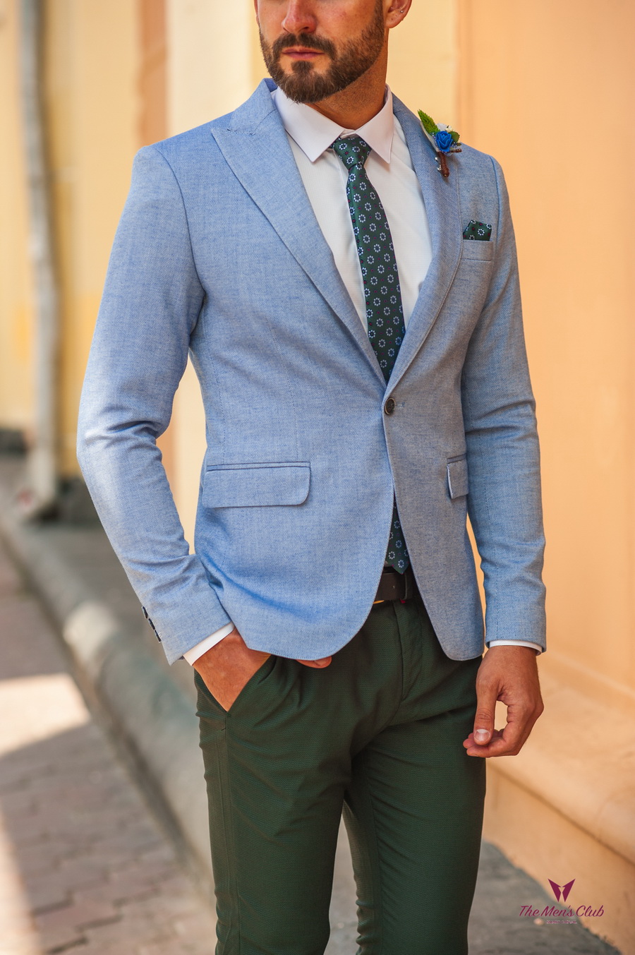 Стильные образы с серыми брюками для модных мужчин