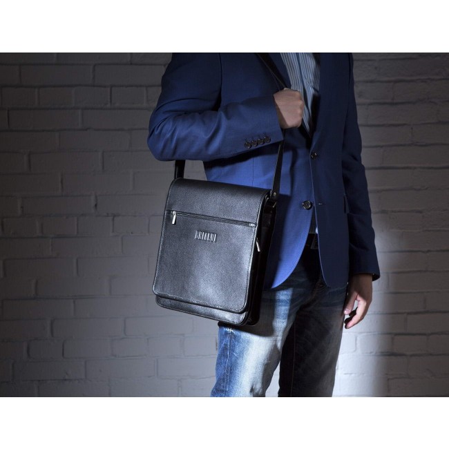 Как выглядят нагрудные мужские сумки Обзор и особенности моделей, напоминающих бронежилет и кожаные сумки через плечо Критерии выбора