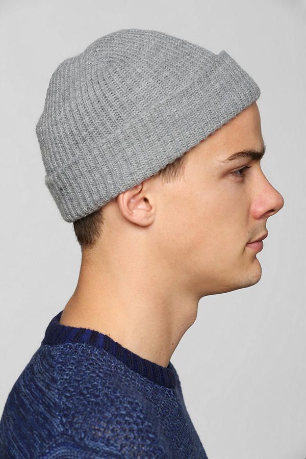 Самые популярные модели мужских шапок с отворотом на спицах