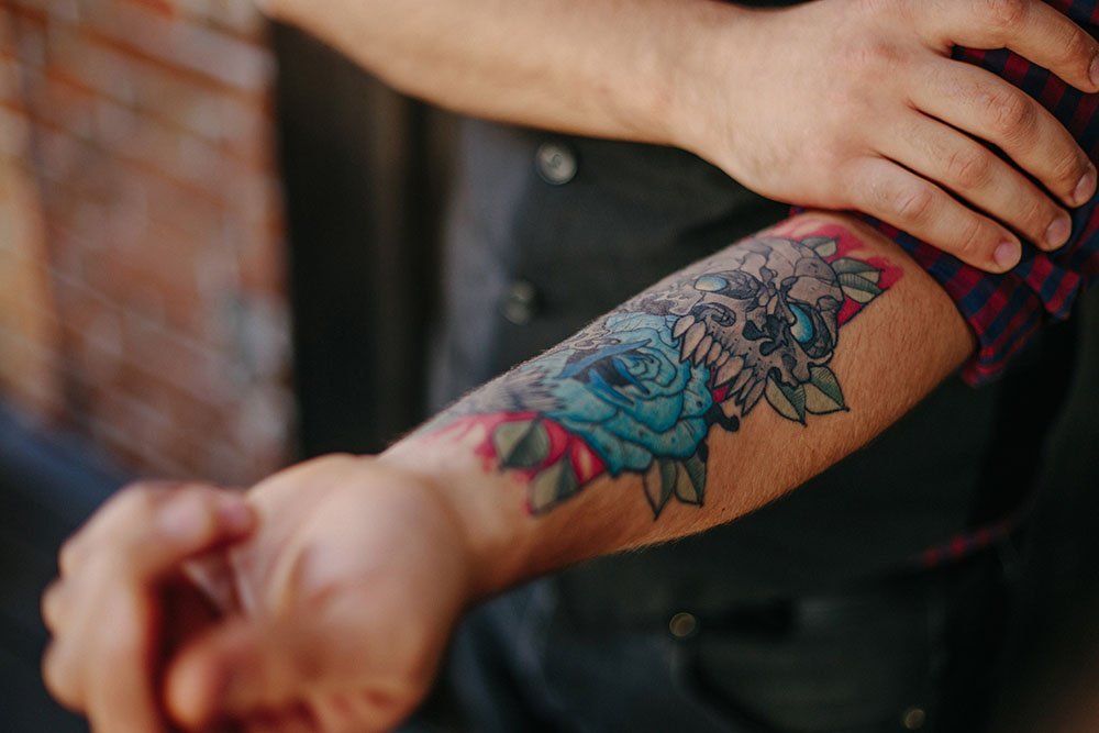 Цветное тату на руке для парней