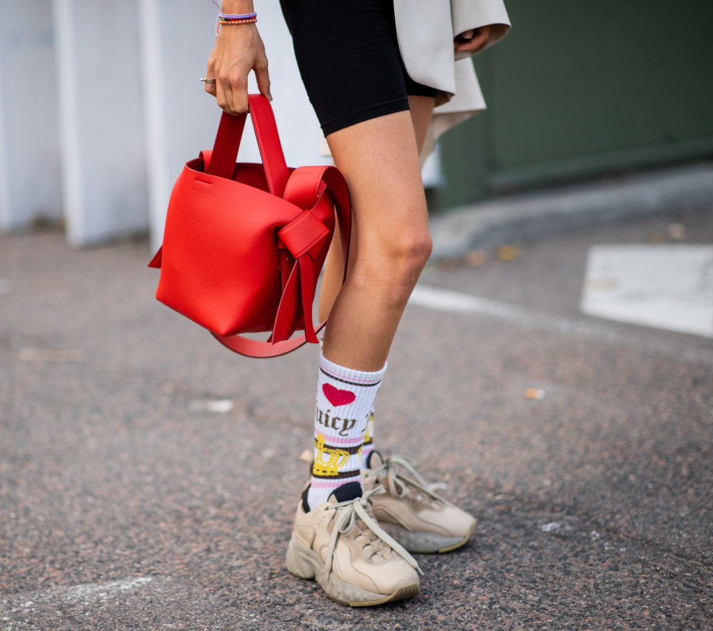 С чем носить кроссовки в виде носков мужчинам и женщинам, советы стилистов