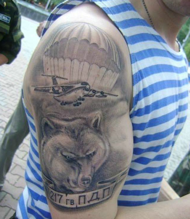Армейские татуировки: по родам войск, фото, эскизы, значение, скорпион, на плече, надписи, на ладони