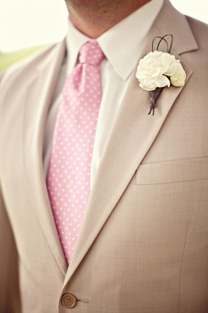 Белая рубашка и розовый галстук