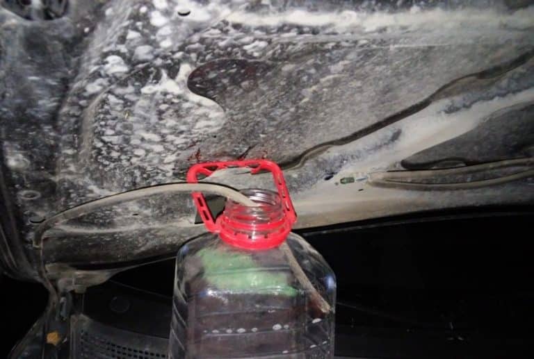 Как слить жидкость из бачка омывателя автомобиля