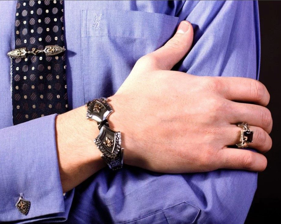На какой руке носят браслет мужчины — полезные материалы на корпоративном сайте «русские самоцветы»
