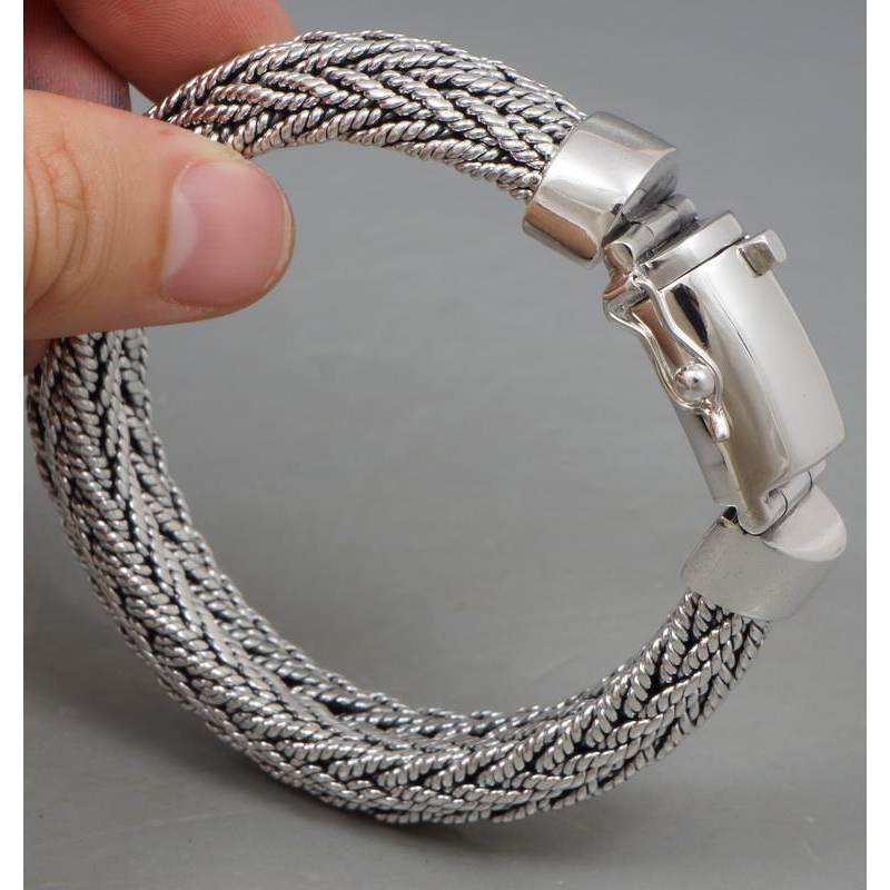 Серебряные браслеты: особенности, как выбрать и носить