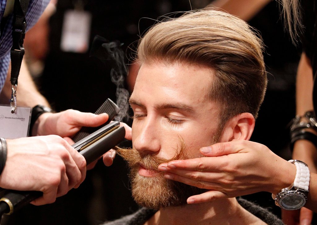 Борода с усами популярна у мужчин Какие есть виды бороды Какому типу лица подходит короткая борода и вокруг рта, когда борода не соединяется с усами и другие формы