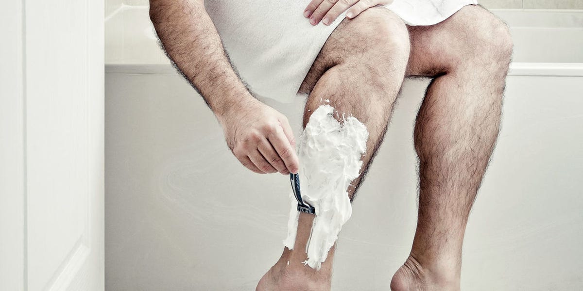 Как правильно брить ноги бритвой