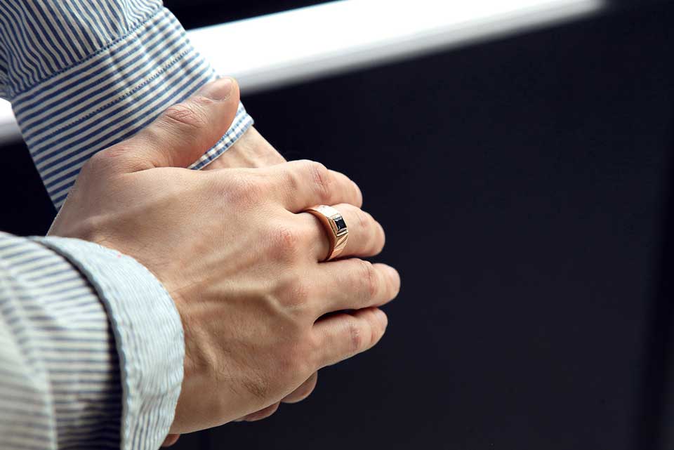 На каком пальце мужчины носят печатки: на мизинце, указательном, среднем, безымянном, на большом