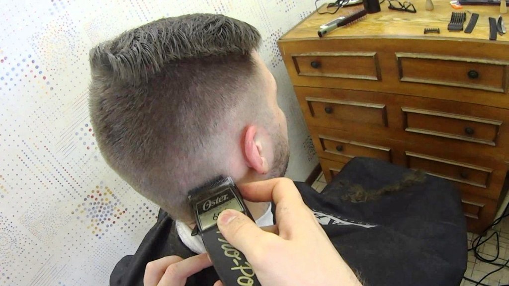Многие популярные мужские стрижки выполняются именно ножницами Как правильно подстричь таким образом мужчину самостоятельно дома Какая технология выполнения классической стрижки подойдет для начинающих