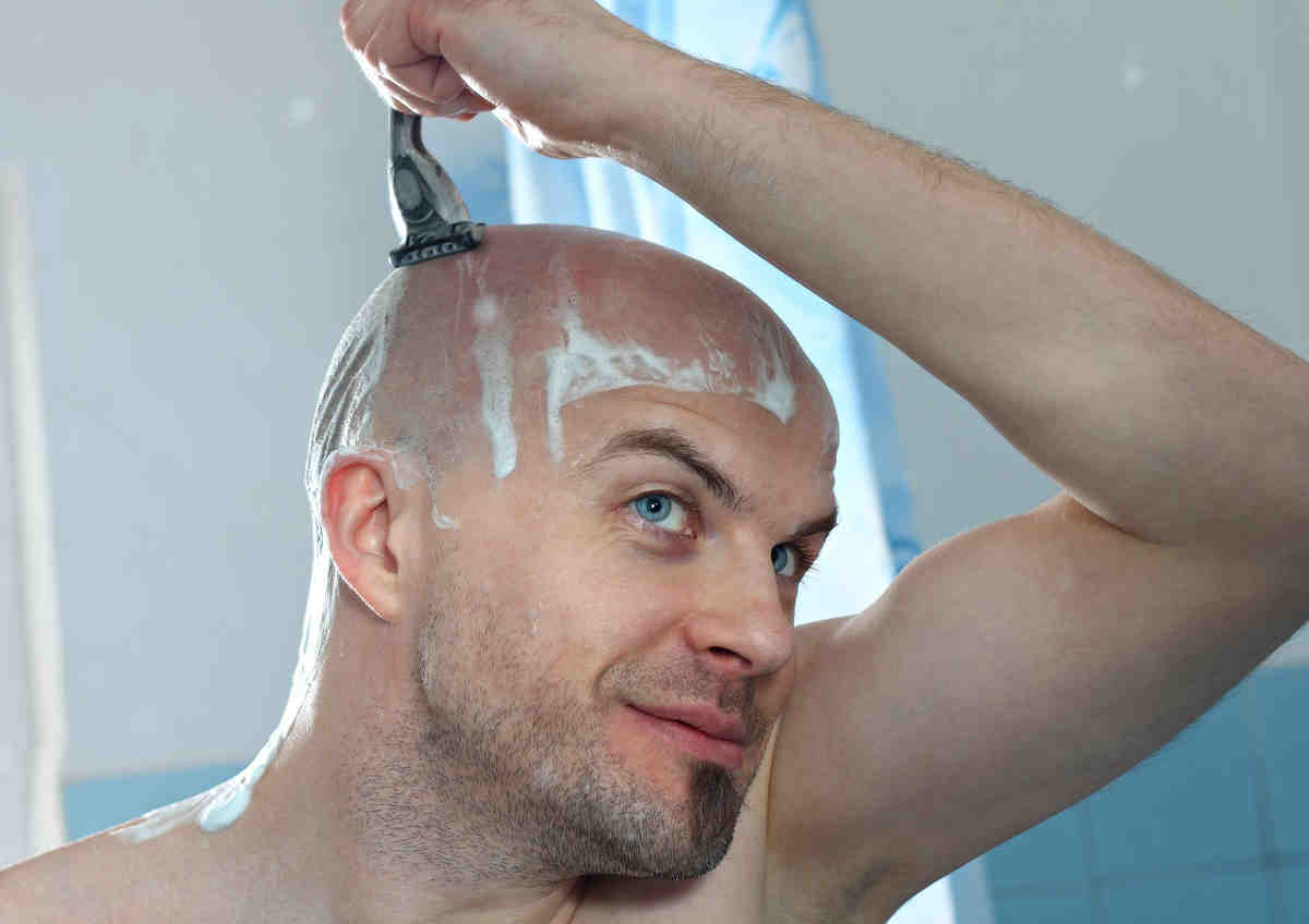 Королевское бритье позволяет мужчинам выглядеть ухоженно и молодо Что это такое Как происходит бритье головы и бороды таким способом Как ухаживать за кожей на постоянной основе