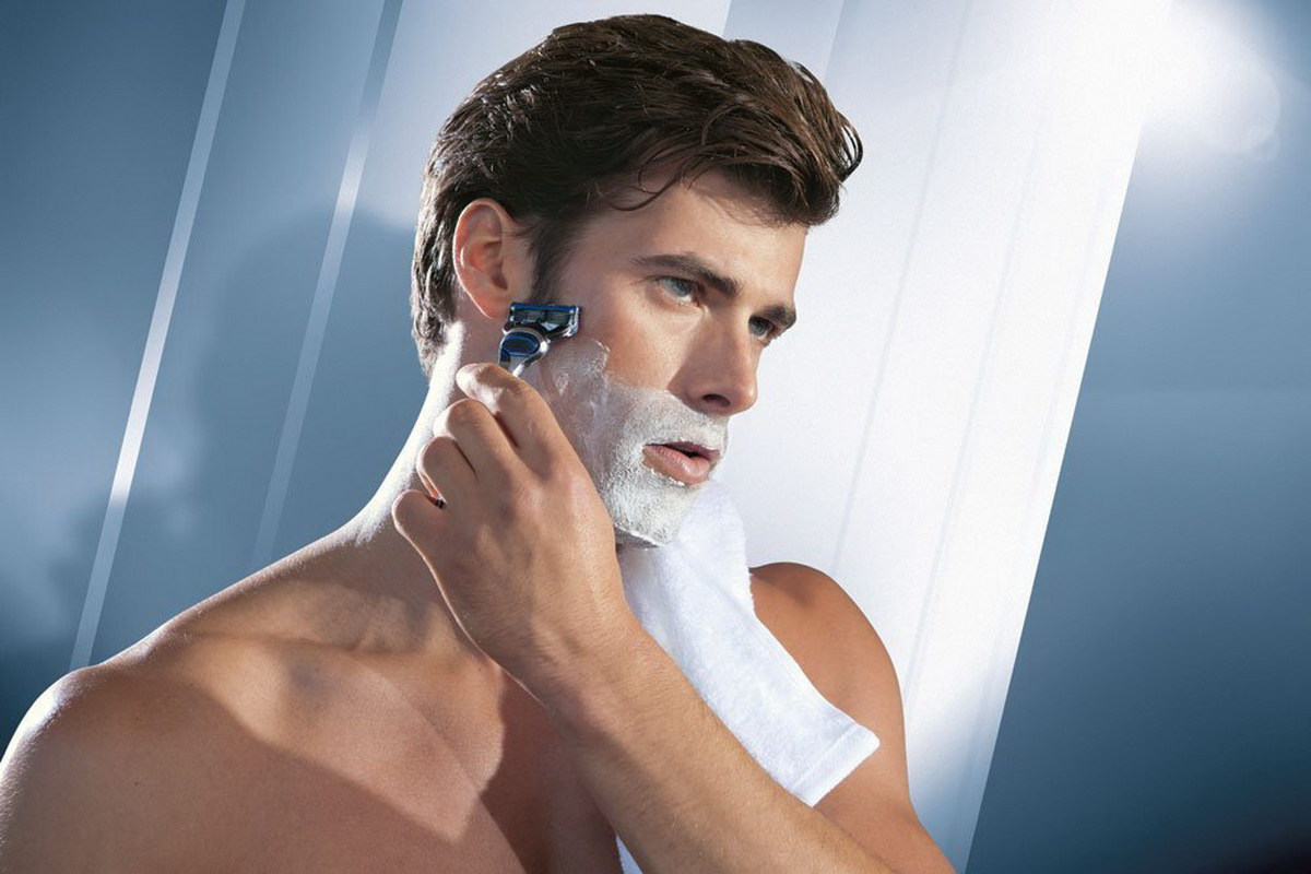 Брею мужу видео. Мужчина бреется. Бритья для мужчин. Реклама пены для бритья. Гладкое бритье.