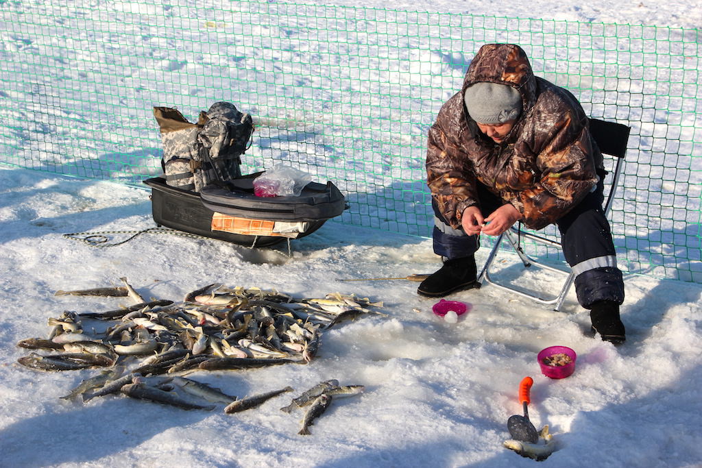 Соревнования по подледному лову. Рыбаки Найба Сахалин. Сахалинская зимняя рыбалка. Рыбалка на льду. Соревнования по подледному лову Сахалинский лед.
