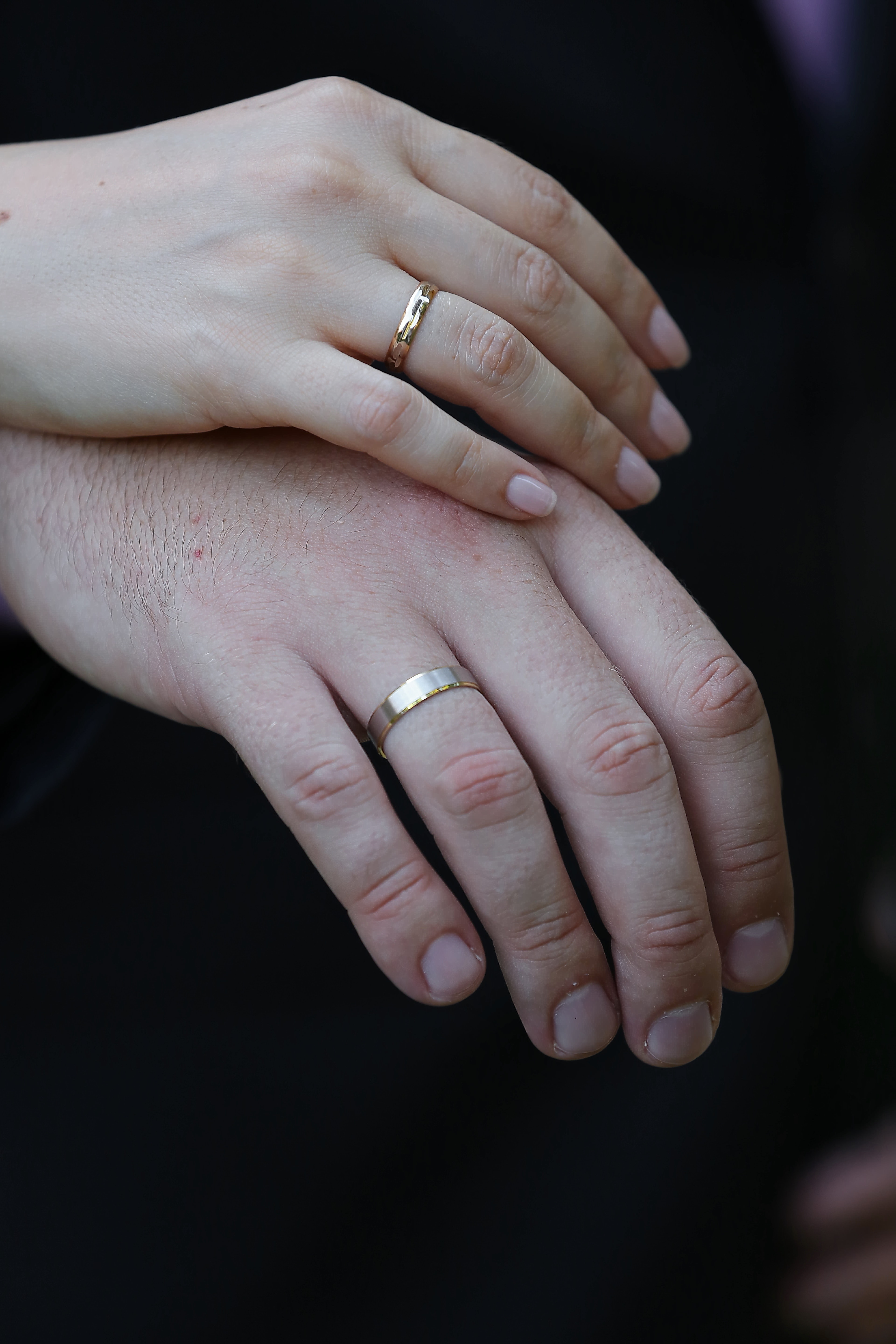 На какой руке носят обручальное кольцо: женщины, мужчины, католики и правосланые