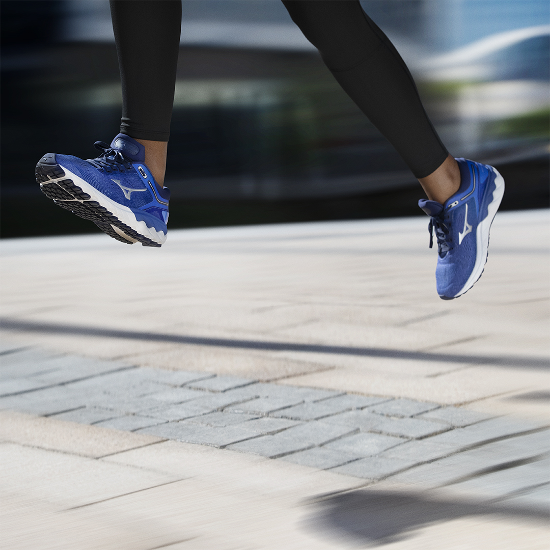 Баланс между легкостью и прочностью: удобные кроссовки для бега и ходьбы