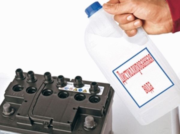 Что лучше доливать в аккумулятор дистиллированную воду или электролит и когда нужно добавлять жидкость
